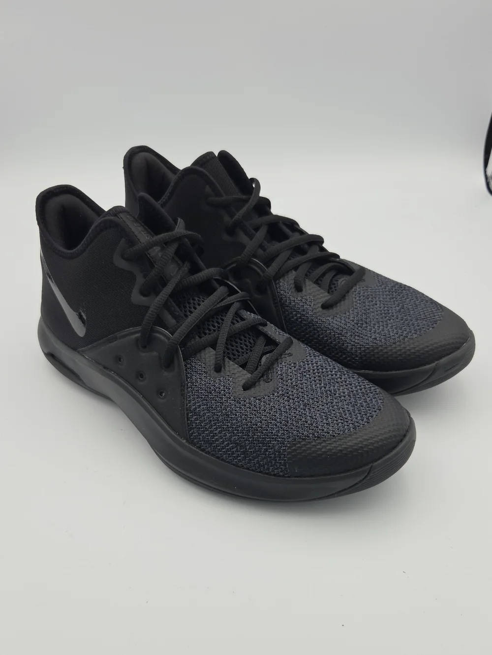 Nike Men's Black and Charcoal/Green Low-Top Basketball Sneakers Size 9.5